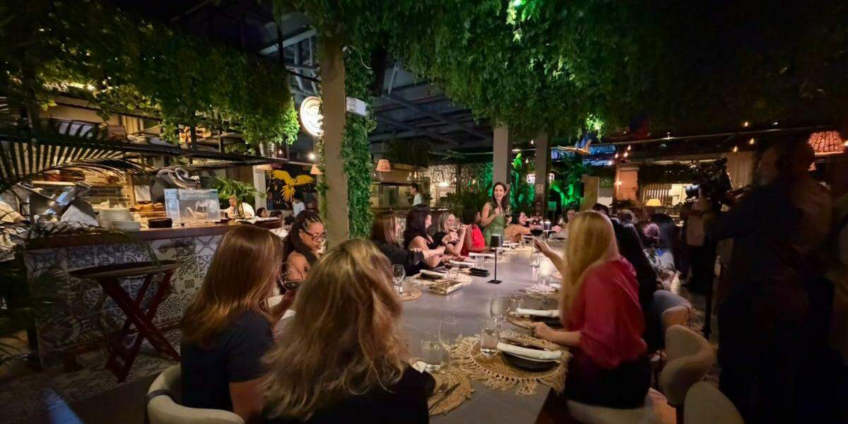 Flávia Takafashi conversa com a comitiva no jantar que serviu como primeiro momento de integração do grupo