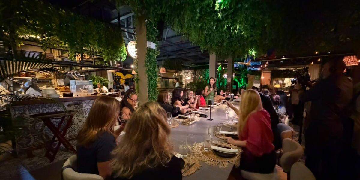 Flávia Takafashi speaks with the delegation during the dinner that served as the group’s first opportunity for integration