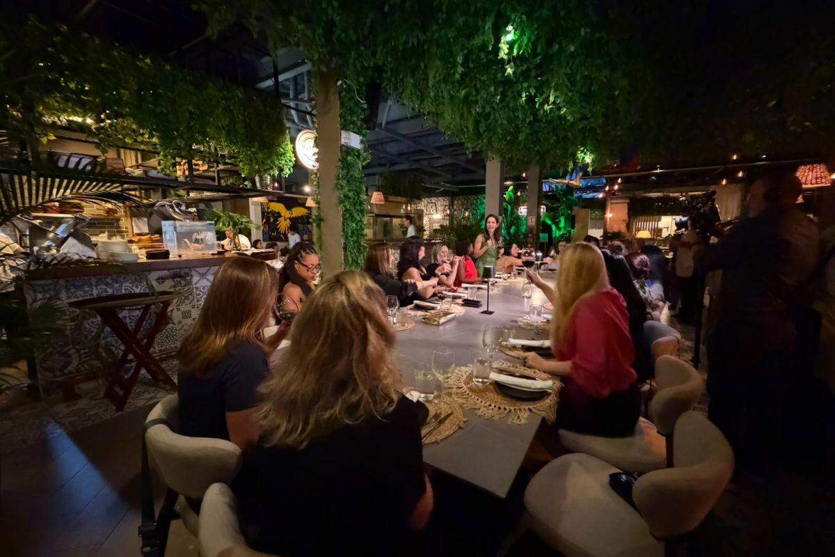 Flávia Takafashi speaks with the delegation during the dinner that served as the group’s first opportunity for integration