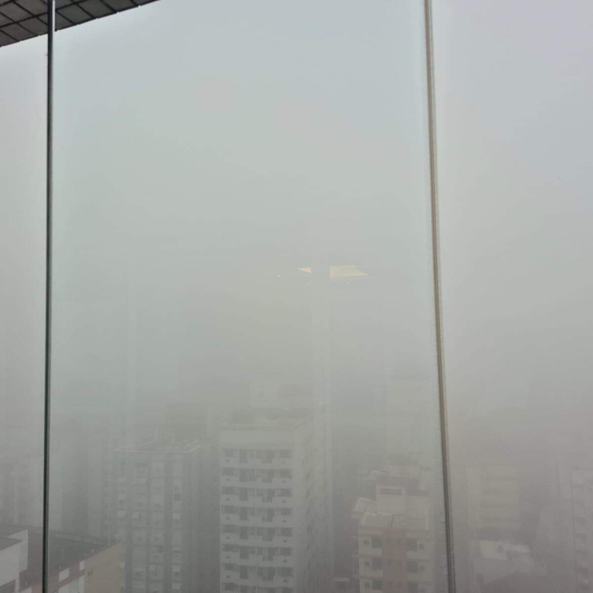 Neblina encobriu prédios na orla da praia na manhã desta terça-feira (18)