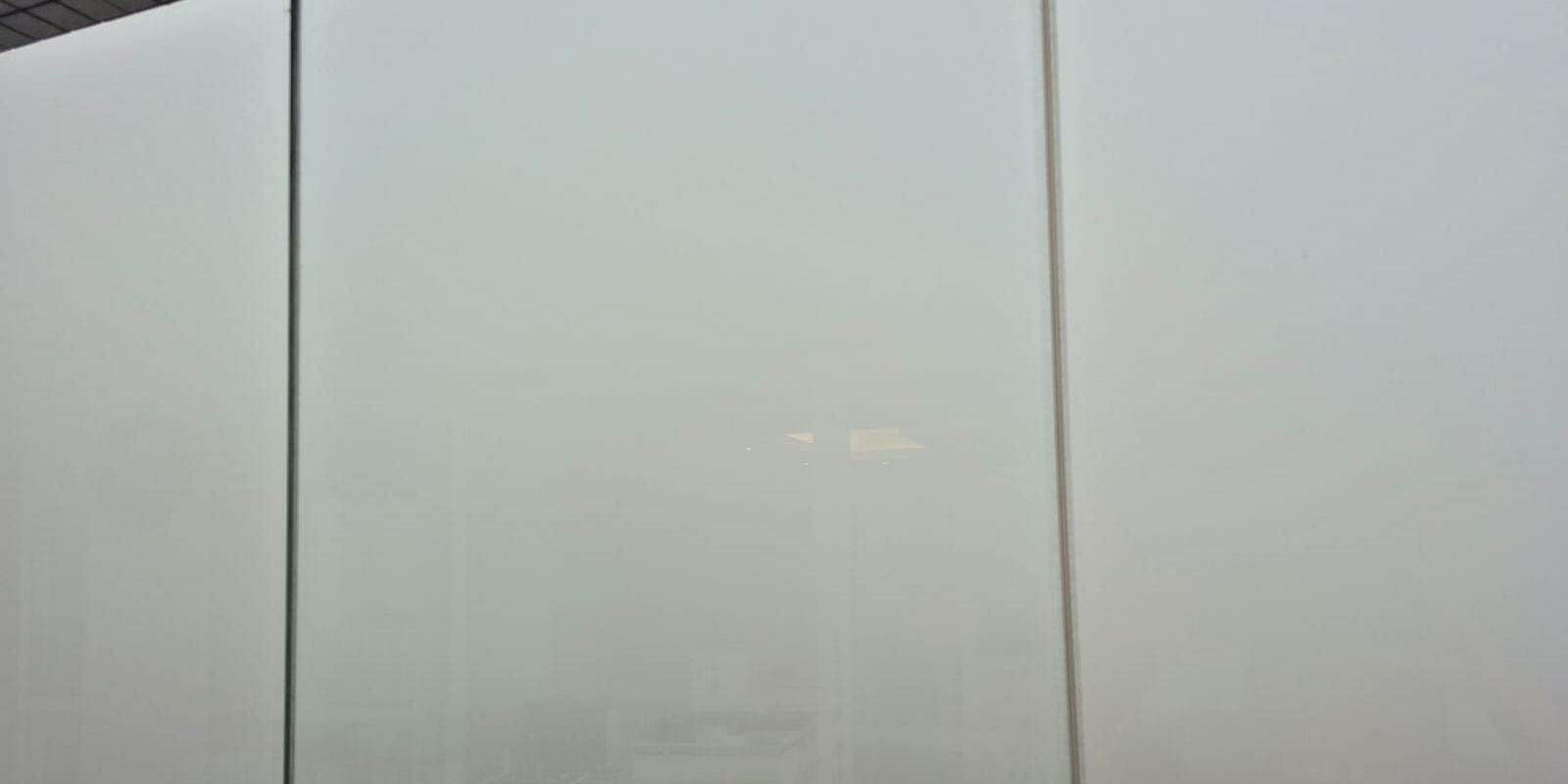 Neblina encobriu prédios na orla da praia na manhã desta terça-feira (18)