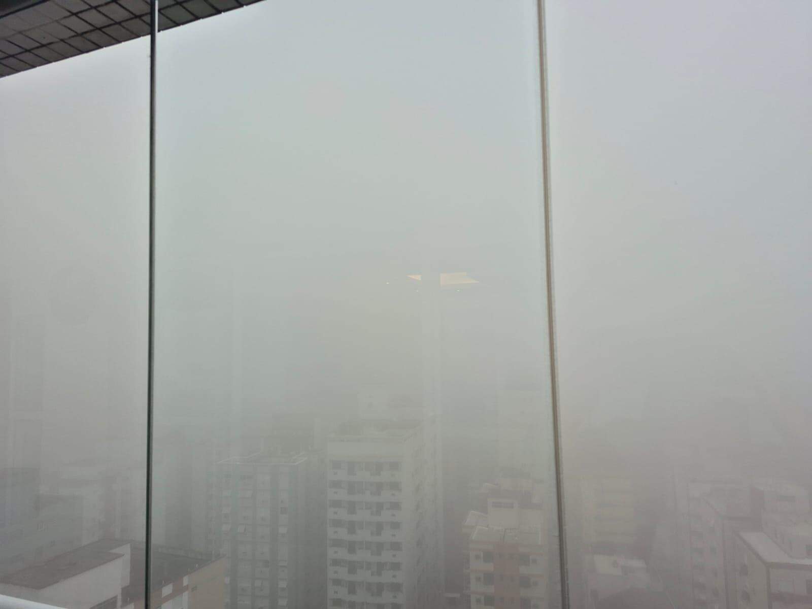 Neblina encobriu prédios na orla da praia na manhã desta terça-feira (18)