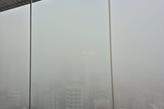 Neblina encobriu prédios na orla da praia na manhã desta terça-feira (18)