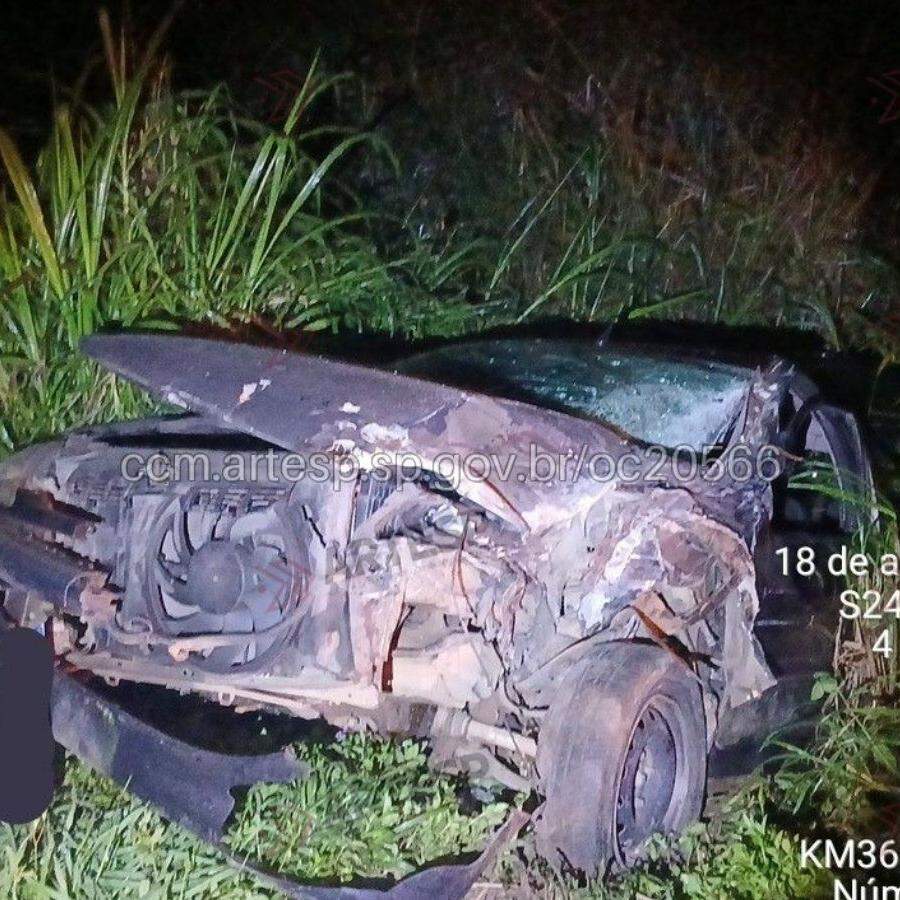 Automóvel perdeu o controle e colidiu em veículo que estava no sentido contrário