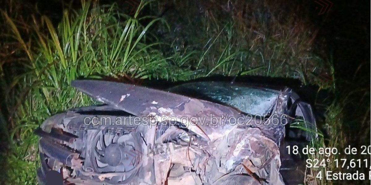 Automóvel perdeu o controle e colidiu em veículo que estava no sentido contrário
