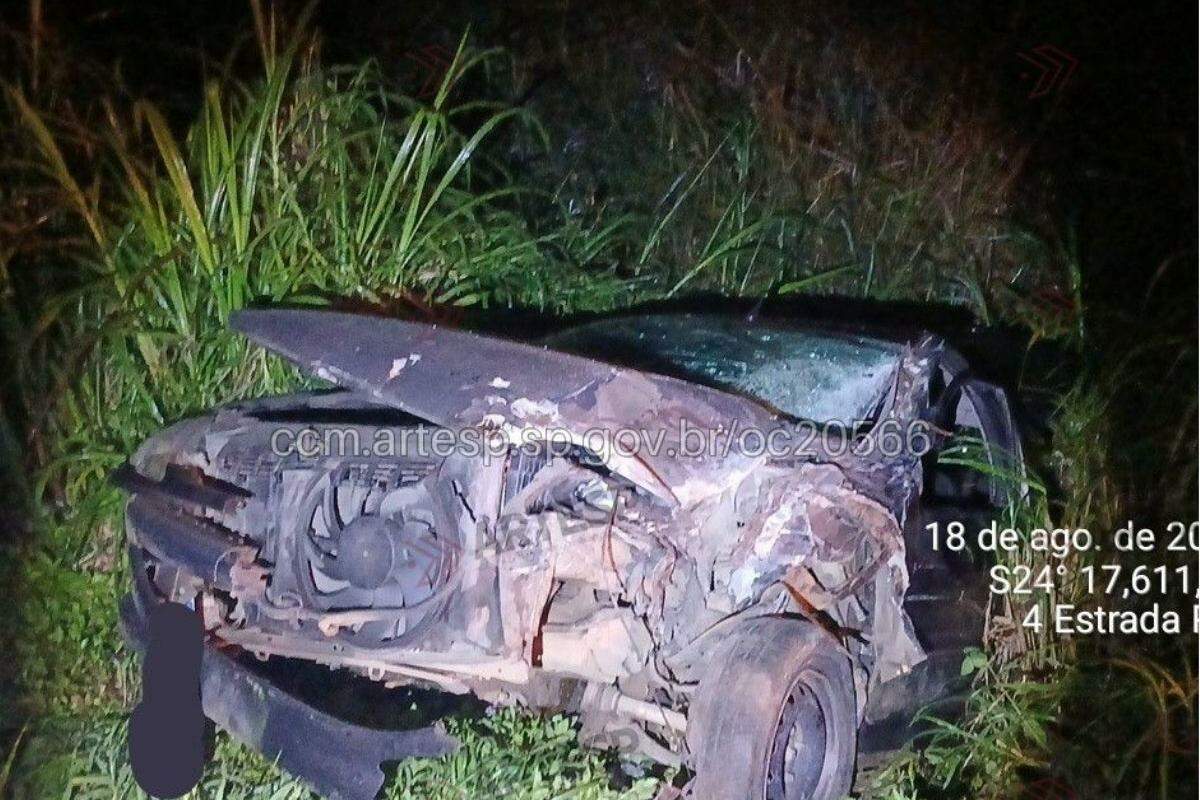 Automóvel perdeu o controle e colidiu em veículo que estava no sentido contrário