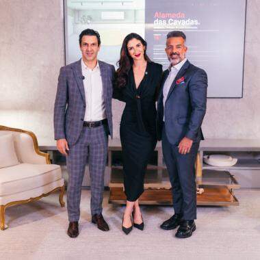Thais Conte (ao centro), fundadora do Grupo Gioppo e Conti, ao lado do CEO do Grupo Fábio Gioppo (à direita) e do sócio fundador da Lopes Mundi, Oscar Conte (à esquerda)