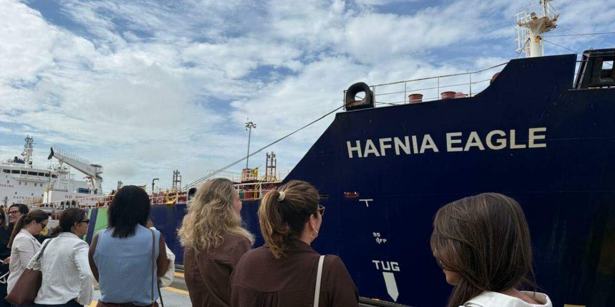 Integrantes de comitiva do Grupo Tribuna acompanharam de perto passagem de navio no Canal do Panamá