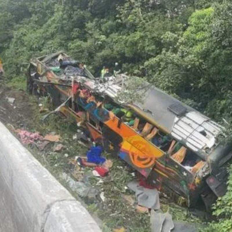 Acidente entre ônibus e carreta deixa 21 mortos e 4 feridos no Paraná