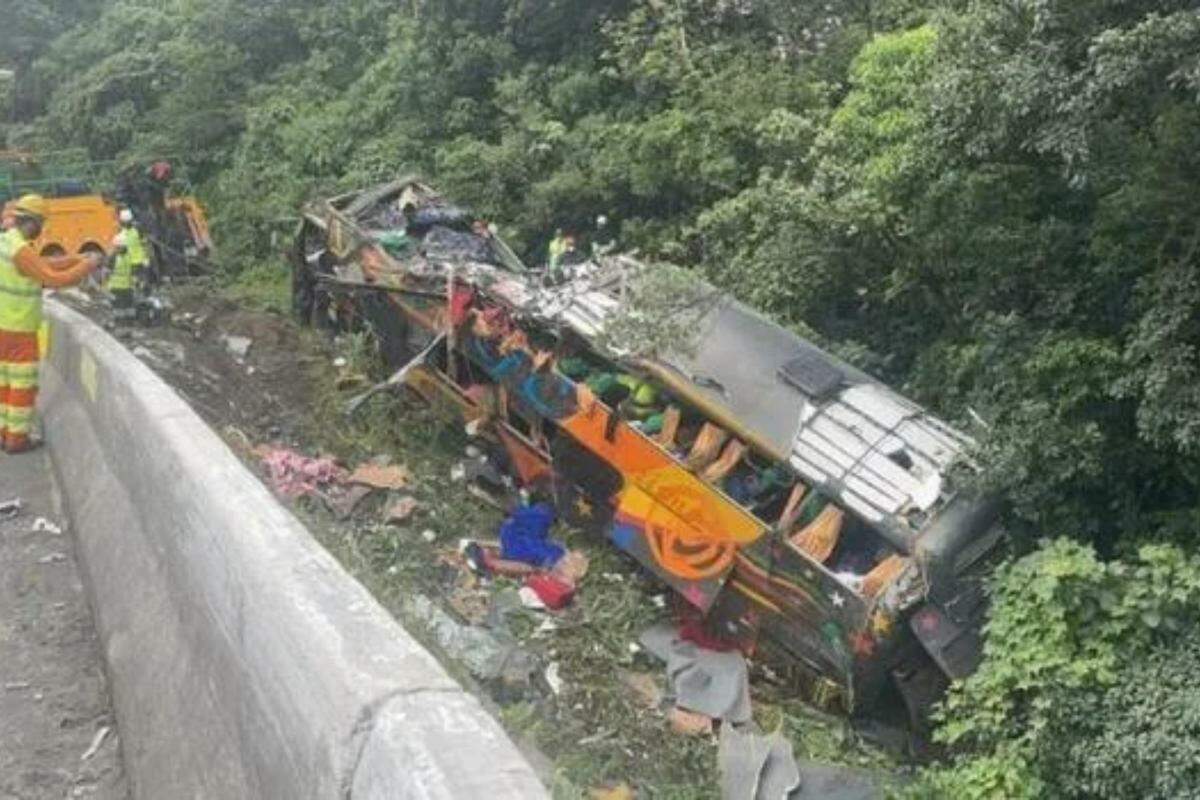 Acidente entre ônibus e carreta deixa 21 mortos e 4 feridos no Paraná