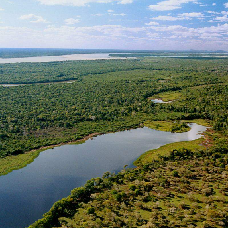 A ilha se estende por cerca de 350 quilômetros no sentido norte-sul e chega a aproximadamente 80 quilômetros de largura