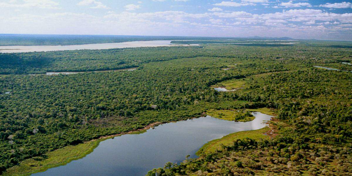 A ilha se estende por cerca de 350 quilômetros no sentido norte-sul e chega a aproximadamente 80 quilômetros de largura