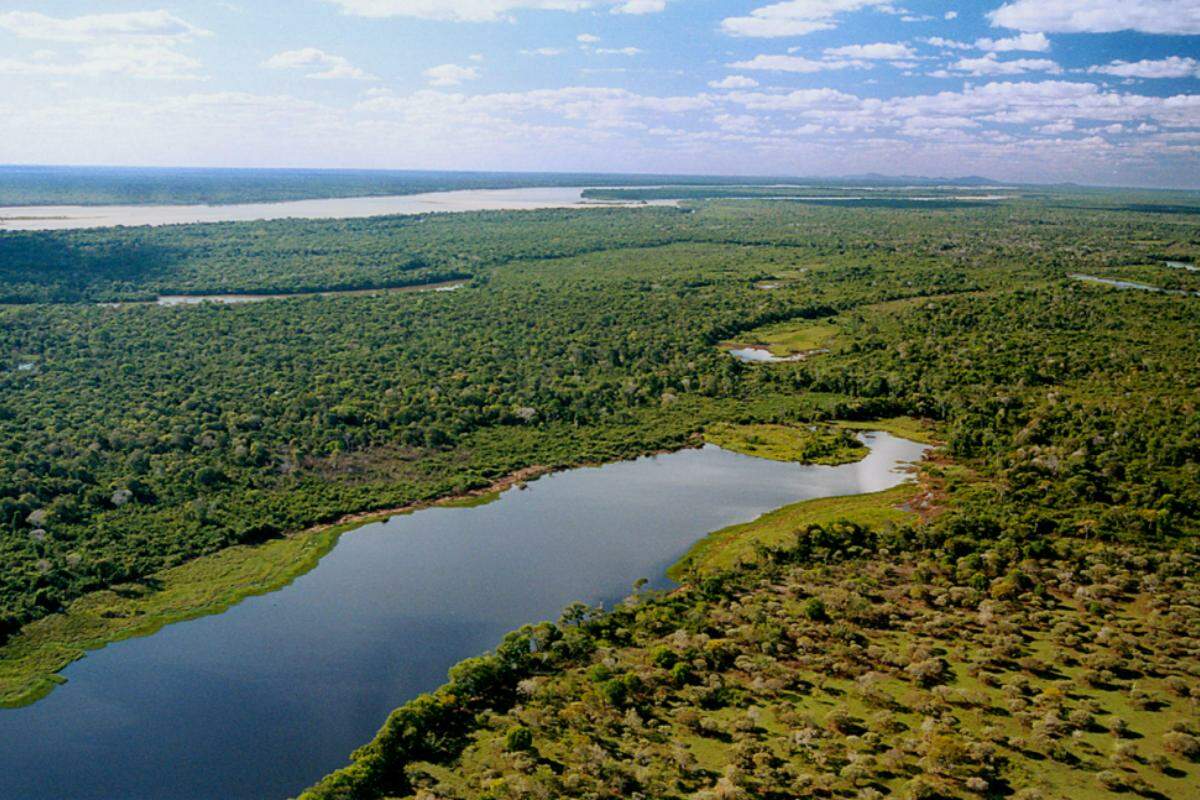 A ilha se estende por cerca de 350 quilômetros no sentido norte-sul e chega a aproximadamente 80 quilômetros de largura