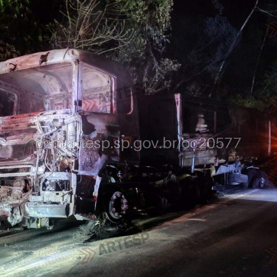 Carreta pegou fogo após falha elétrica