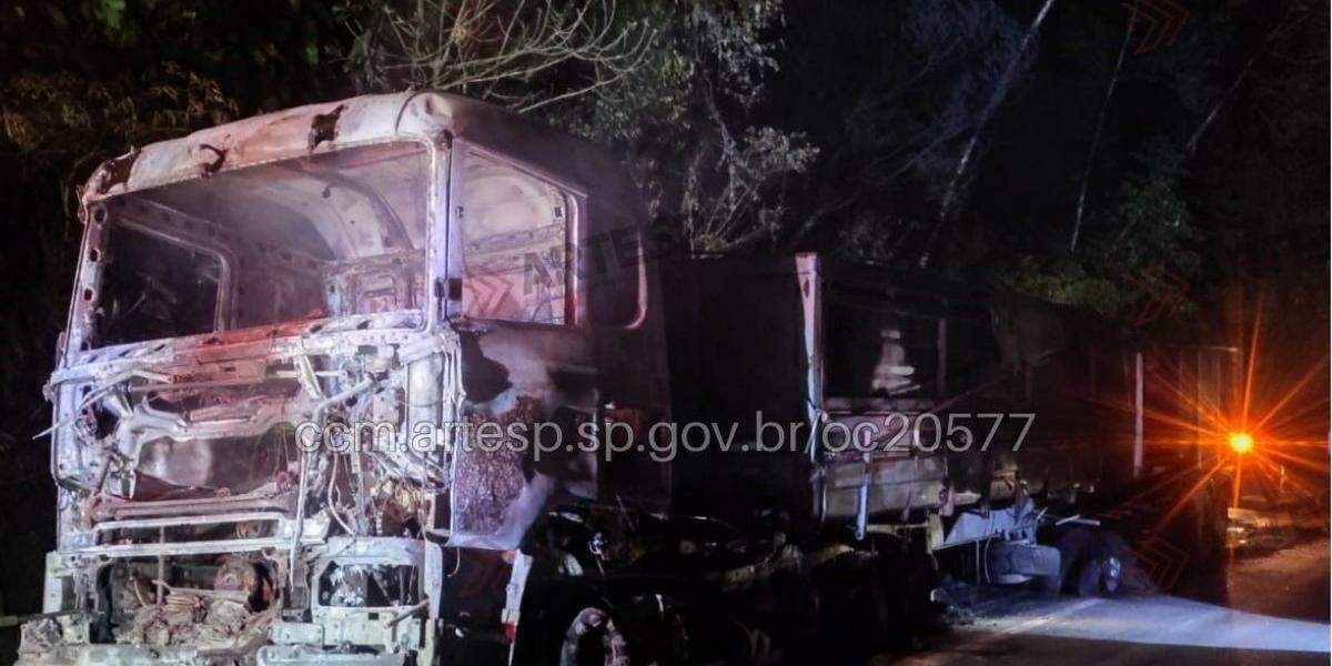 Carreta pegou fogo após falha elétrica