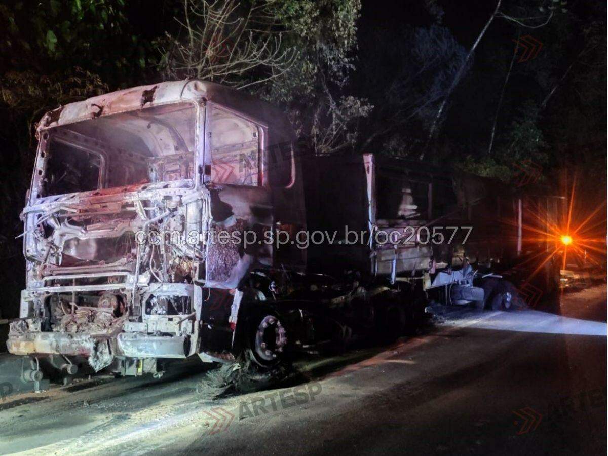 Carreta pegou fogo após falha elétrica