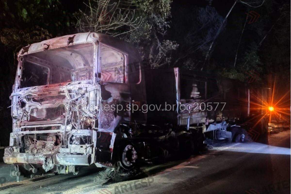 Carreta pegou fogo após falha elétrica