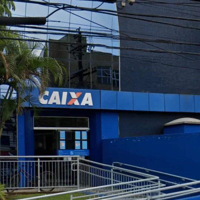 Bombeiros retiraram as pessoas que estavam presas no primeiro pavimento da agência
