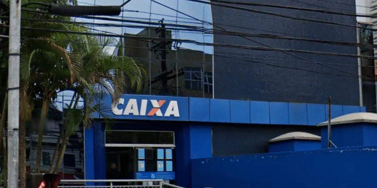 Bombeiros retiraram as pessoas que estavam presas no primeiro pavimento da agência
