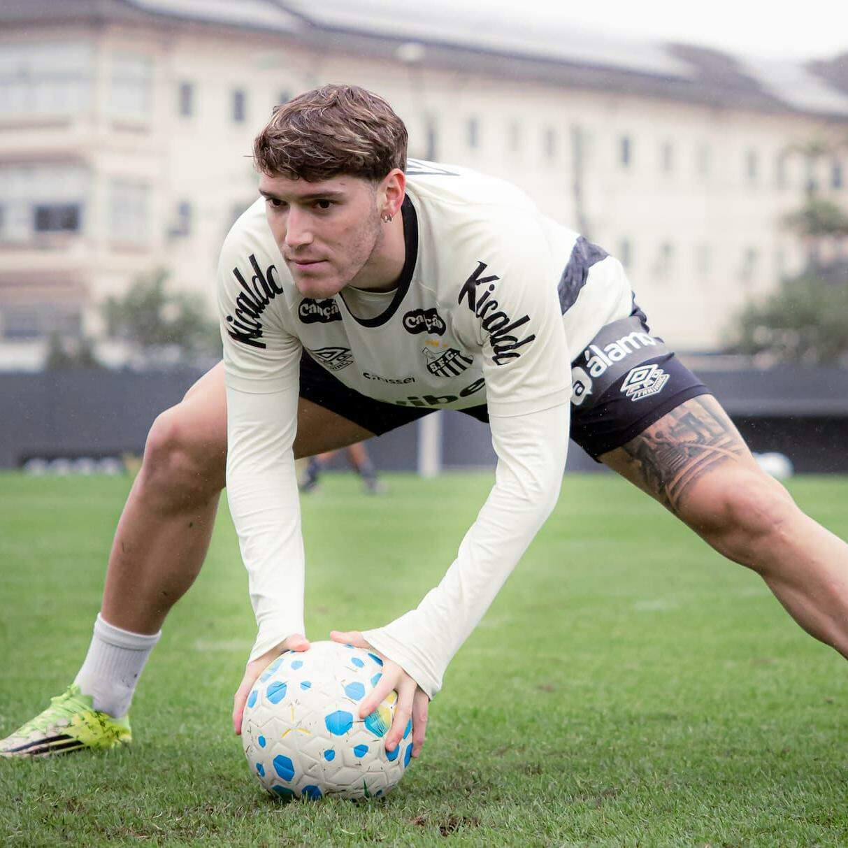 Sem Neymar e Gabigol, Rollheiser será a maior referência técnica do Peixe na decisão da vaga na Copa Sul-Americana