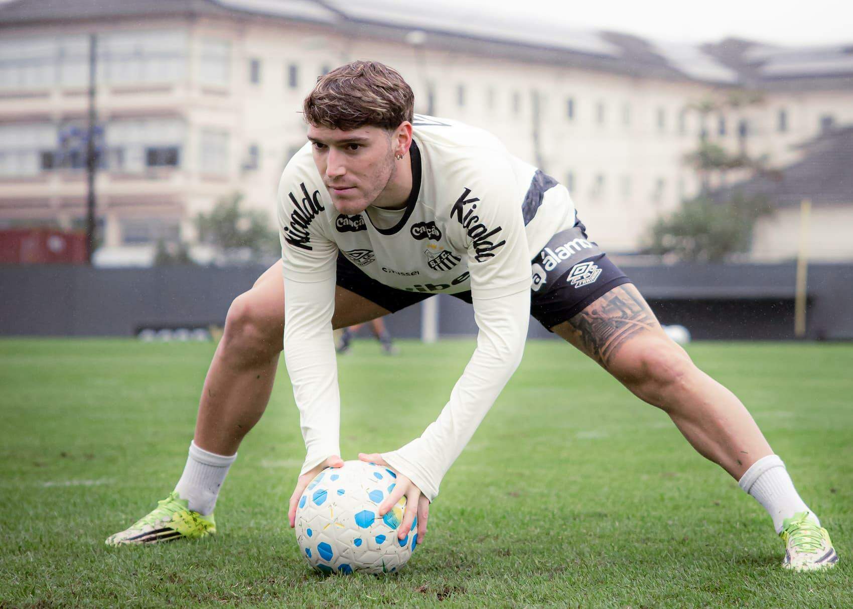 Sem Neymar e Gabigol, Rollheiser será a maior referência técnica do Peixe na decisão da vaga na Copa Sul-Americana