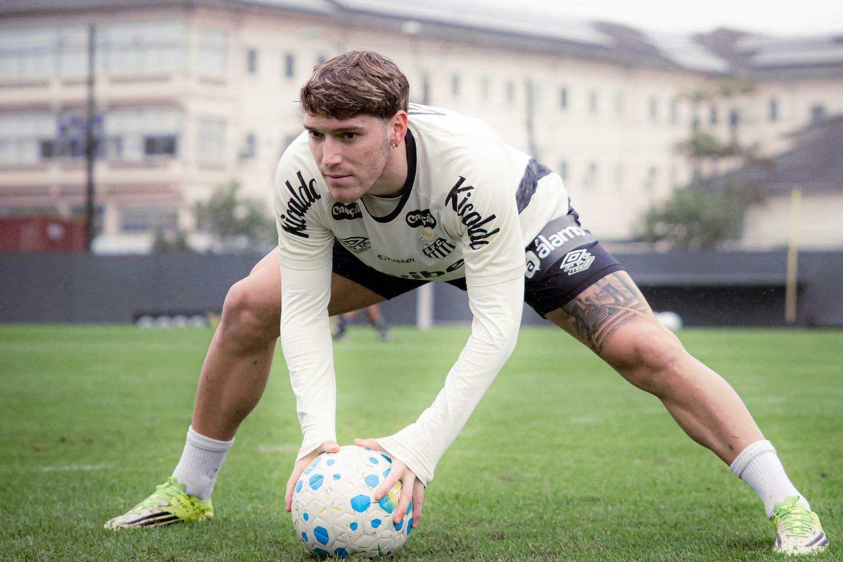 Sem Neymar e Gabigol, Rollheiser será a maior referência técnica do Peixe na decisão da vaga na Copa Sul-Americana