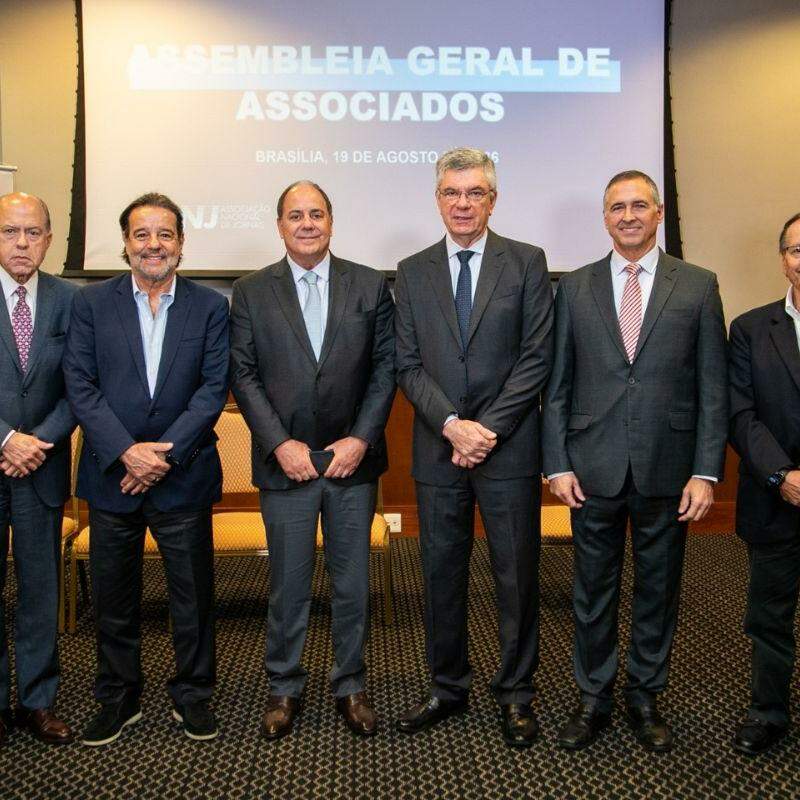 A partir da esq., Paulo Tonet Camargo, de O Globo, e membros da nova diretoria: Sirotsky, Roberto Clemente Santini, Rech, Café e Mesquita