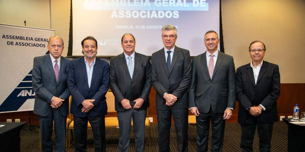 A partir da esq., Paulo Tonet Camargo, de O Globo, e membros da nova diretoria: Sirotsky, Roberto Clemente Santini, Rech, Café e Mesquita