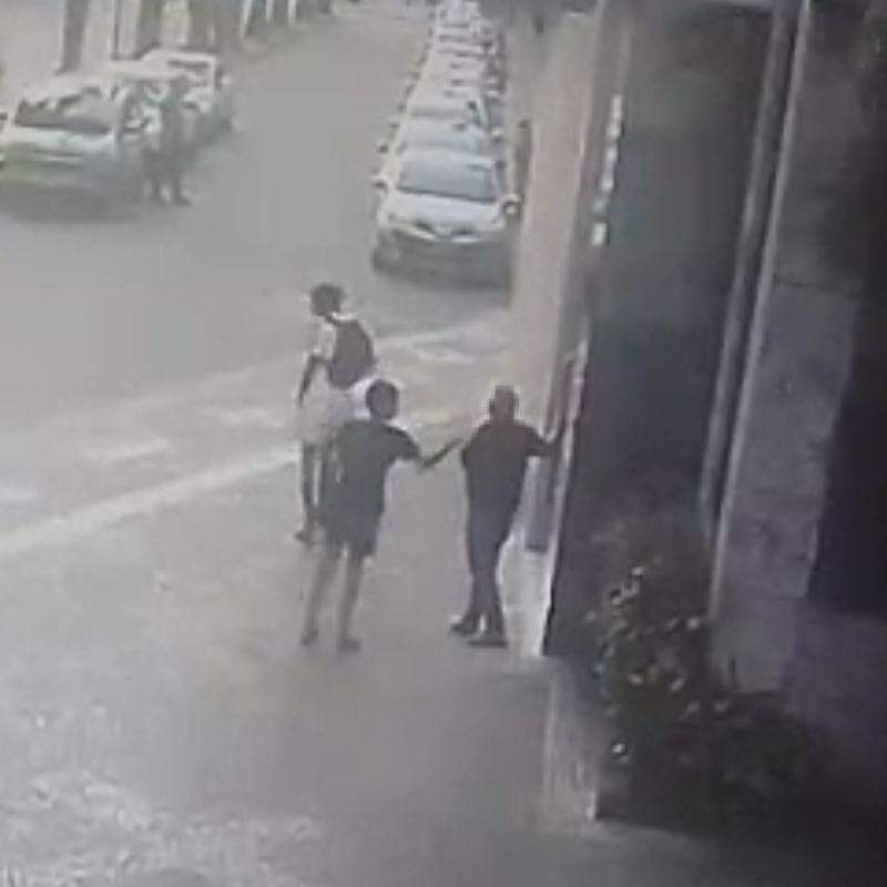 Adolescentes roubaram idoso na saída de um shopping center na Aparecida, em Santos