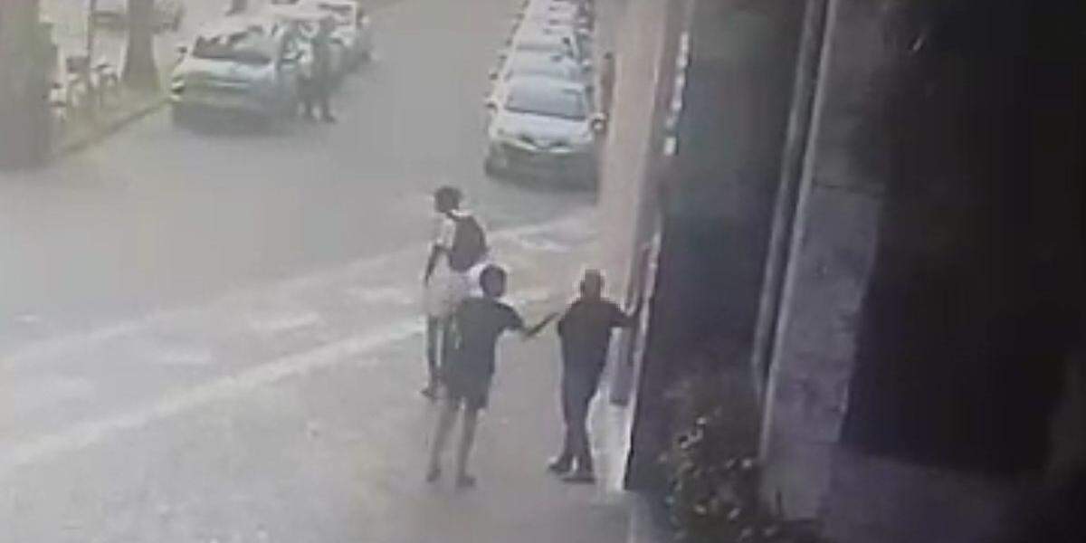 Adolescentes roubaram idoso na saída de um shopping center na Aparecida, em Santos