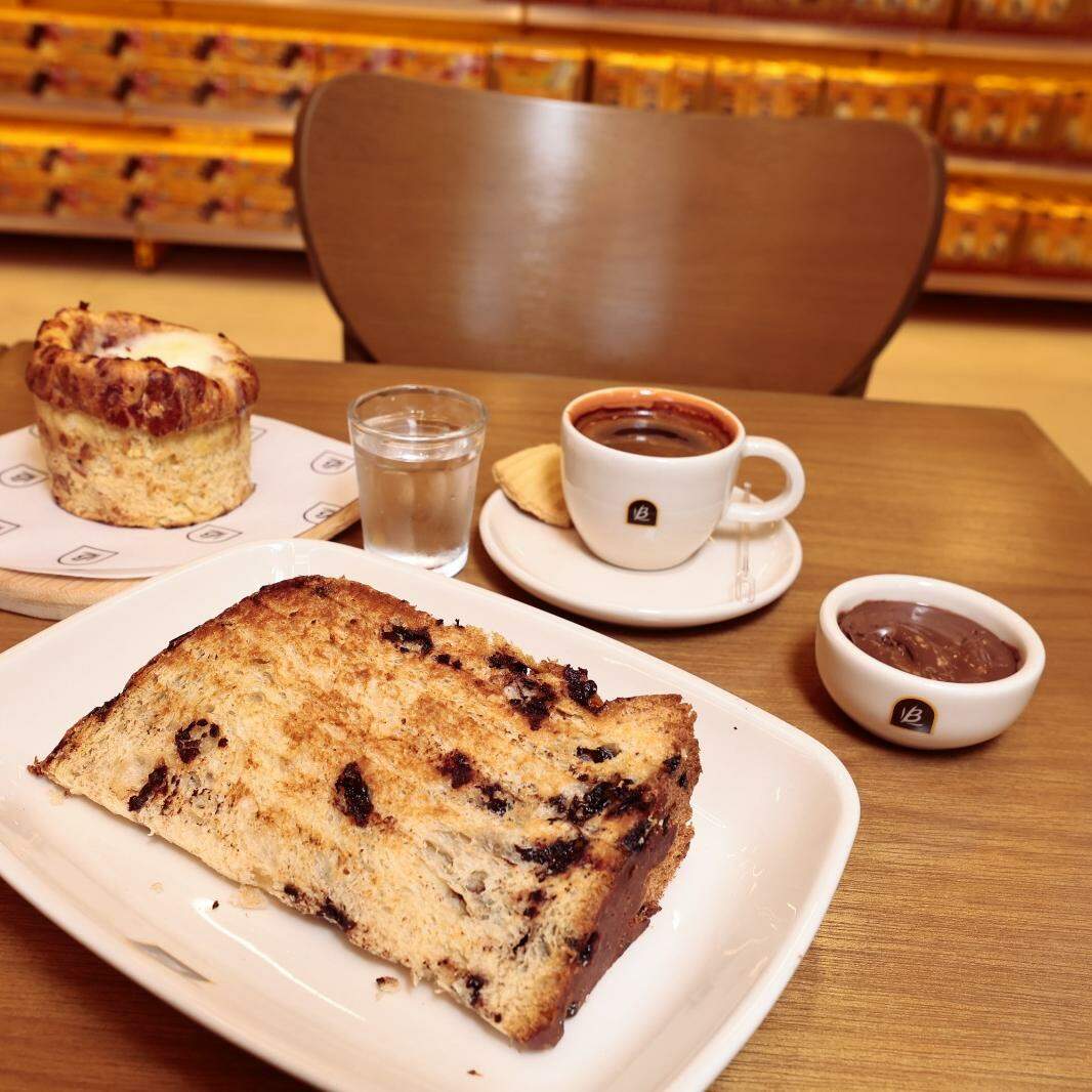 Ideia é ampliar a experiência da marca para além das prateleiras, com cafés, bebidas geladas, doces e salgados.