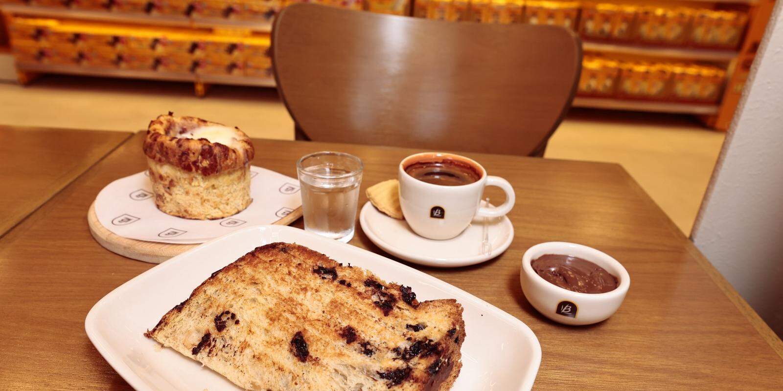 Ideia é ampliar a experiência da marca para além das prateleiras, com cafés, bebidas geladas, doces e salgados