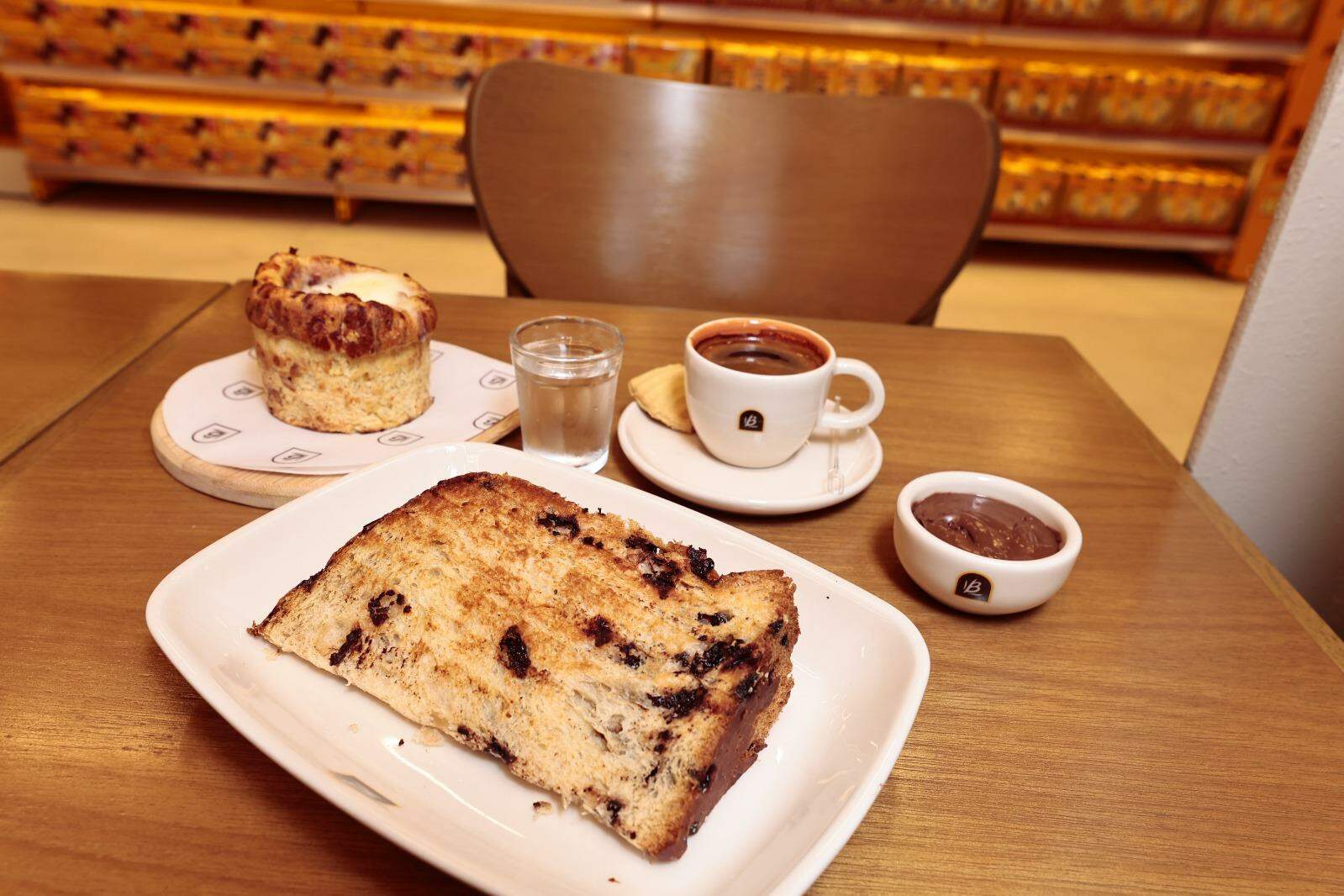 Ideia é ampliar a experiência da marca para além das prateleiras, com cafés, bebidas geladas, doces e salgados