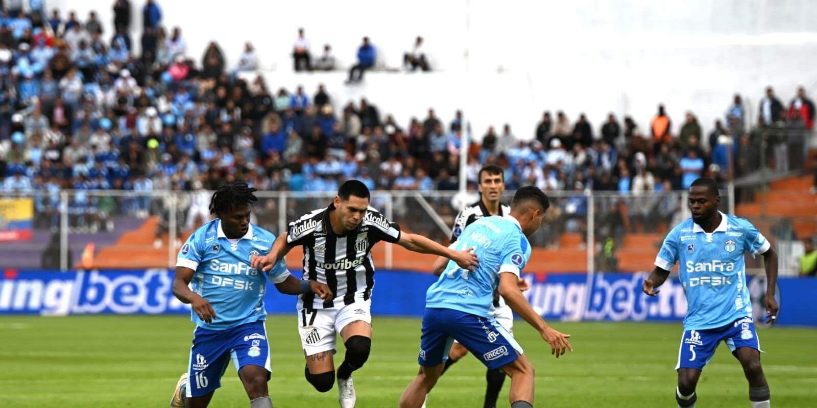 Caballero disputa lance em jogo truncado contra o Macará, que classificou o Peixe na Copa Sul-Americana