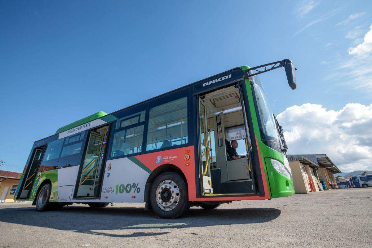 Veículos movidos a eletricidade estão sendo testados em linhas do transporte coletivo municipal
