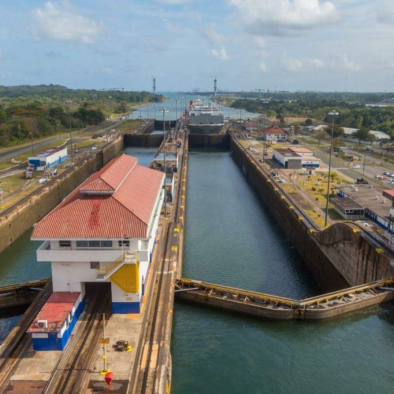 Participantes acompanharam passagem de navio pelo Canal do Panamá e conheceram funcionamento da estrutura que permite travessia entre os oceanos Atlântico e Pacífico