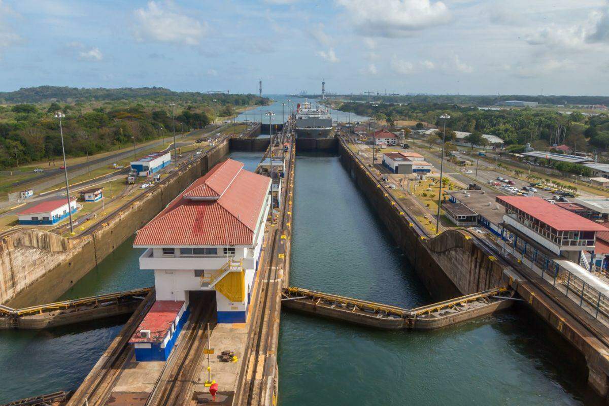 Participantes acompanharam passagem de navio pelo Canal do Panamá e conheceram funcionamento da estrutura que permite travessia entre os oceanos Atlântico e Pacífico