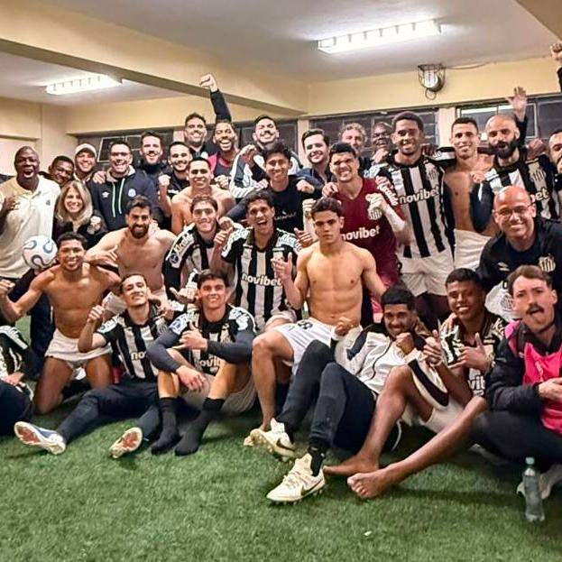 Elenco do Santos comemora a classificação na Copa Sul-Americana no vestiário do Estádio Bellavista, em Macará