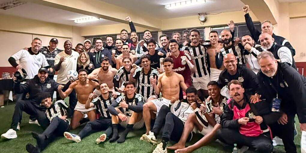 Elenco do Santos comemora a classificação na Copa Sul-Americana no vestiário do Estádio Bellavista, em Macará