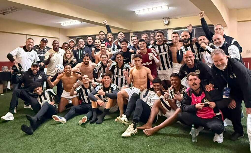 Elenco do Santos comemora a classificação na Copa Sul-Americana no vestiário do Estádio Bellavista, em Macará