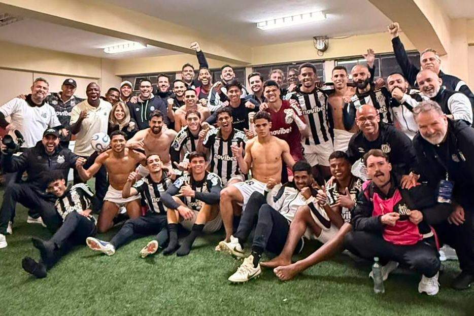 Elenco do Santos comemora a classificação na Copa Sul-Americana no vestiário do Estádio Bellavista, em Macará
