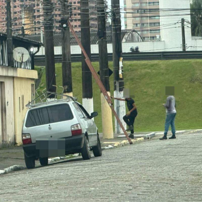 A dupla foi presa após ser flagrada por policiais civis no bairro Sítio do Campo, em Praia Grande