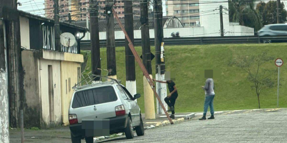 A dupla foi presa após ser flagrada por policiais civis no bairro Sítio do Campo, em Praia Grande