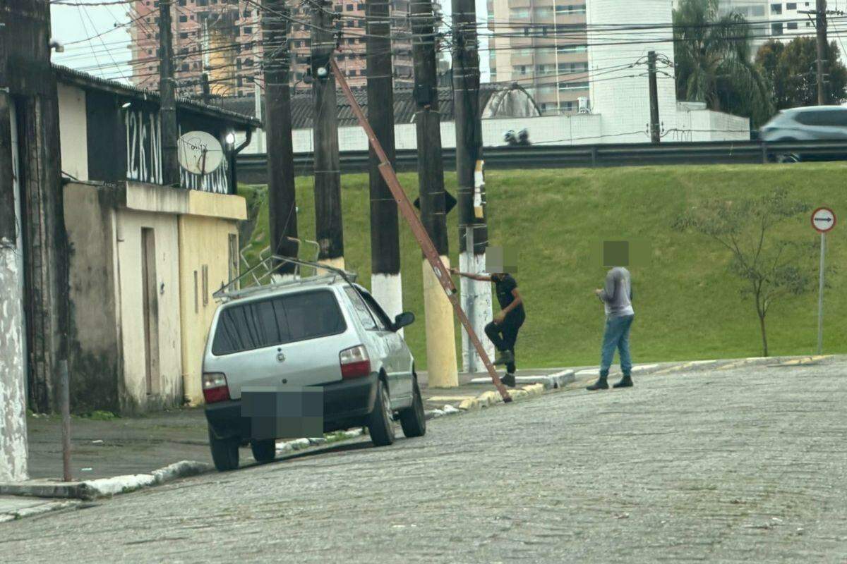 A dupla foi presa após ser flagrada por policiais civis no bairro Sítio do Campo, em Praia Grande