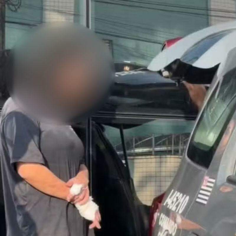 Mulher foi detida e levada para a delegacia após tentar matar o homem