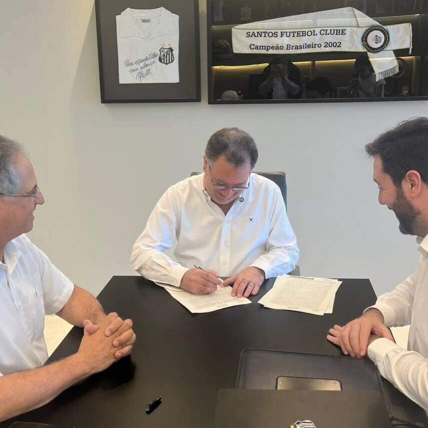 O presidente Marcelo Teixeira assina o acordo, ao lado do representante da Saint-Gobain (à direita)