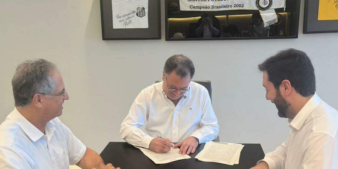O presidente Marcelo Teixeira assina o acordo, ao lado do representante da Saint-Gobain (à direita)