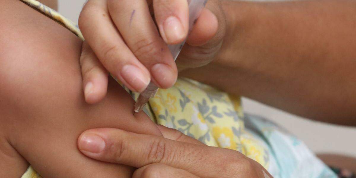 Alvo do Dia D são menores de 15 anos, mas parte dos municípios vacina também pessoas de outras idades