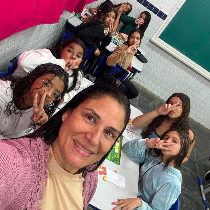 Ela usa jogos pedagógicos com estudantes; premiação reconhece utilização da estratégia na aprendizagem