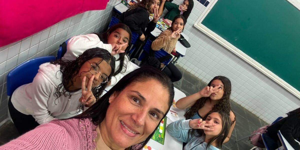 Ela usa jogos pedagógicos com estudantes; premiação reconhece utilização da estratégia na aprendizagem